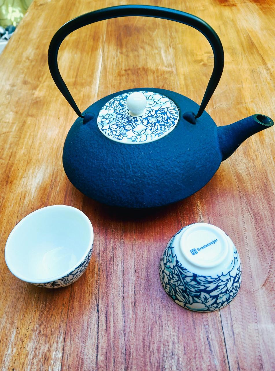 Gietijzeren theepot met 2 kopjes - Bredemeijer