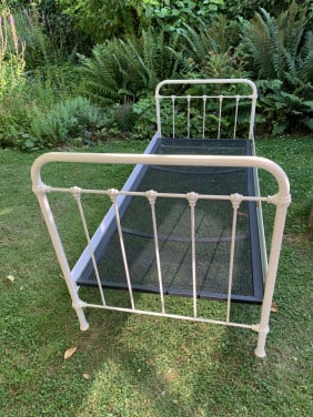 Solide metalen bed