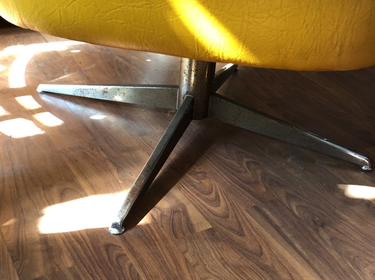 2 vintage draaifauteuil op metalen voet.