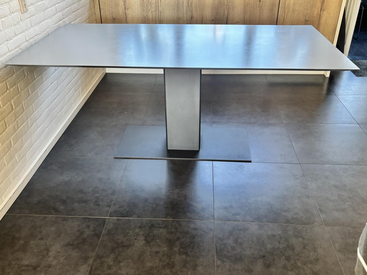 Eettafel 190 x 100 cm Bert Plantagie; zilvergrijs blad met stalen kolompoot