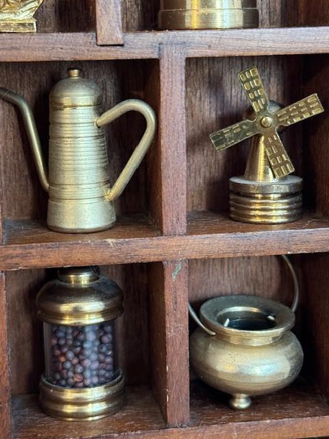 Sfeervol houten letterbakje gevuld met 16 messing miniaturen, vintage
