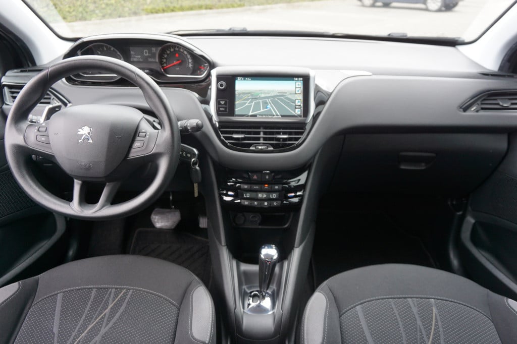 Peugeot 208 1.2 e-vti envy automaat - airco / cruise / navi / parkeers. / n