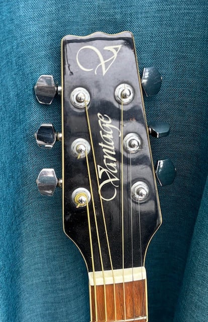 Mooi klinkende Vantage gitaar