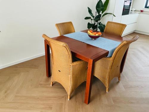 Eettafel met 4 Lloyd Loom stoelen