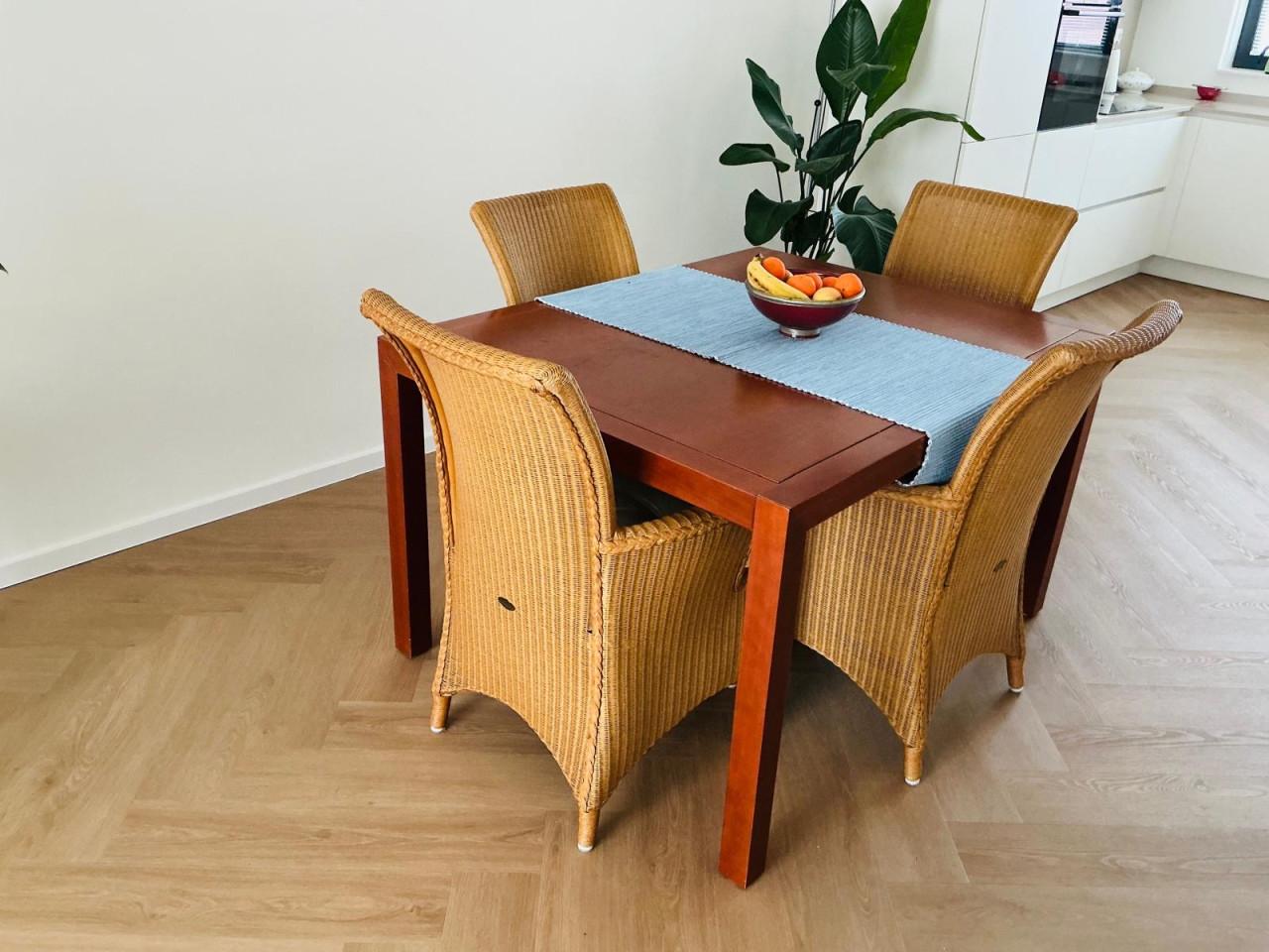 Eettafel met 4 Lloyd Loom stoelen