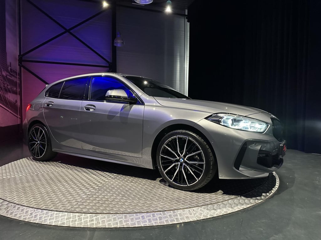 BMW 1 Serie 118i high executive *m-pack*pano*harmankardon*m-technic stoelen