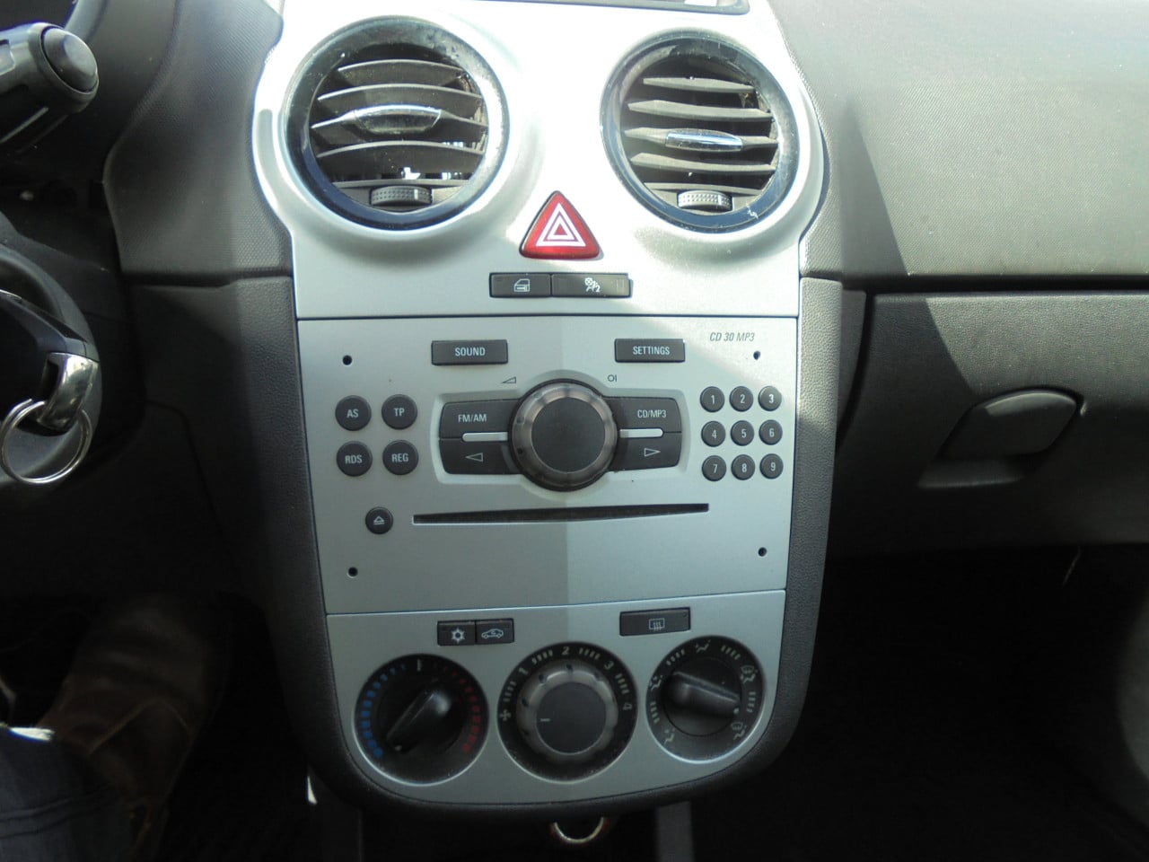 Corsa 1.2-16V bouwjaar 2008 met N.A.P de Apk is tot December 2026 € 895
