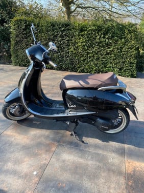 Motor scooter