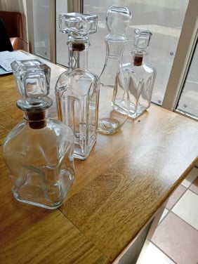 4 glazen karaffen
