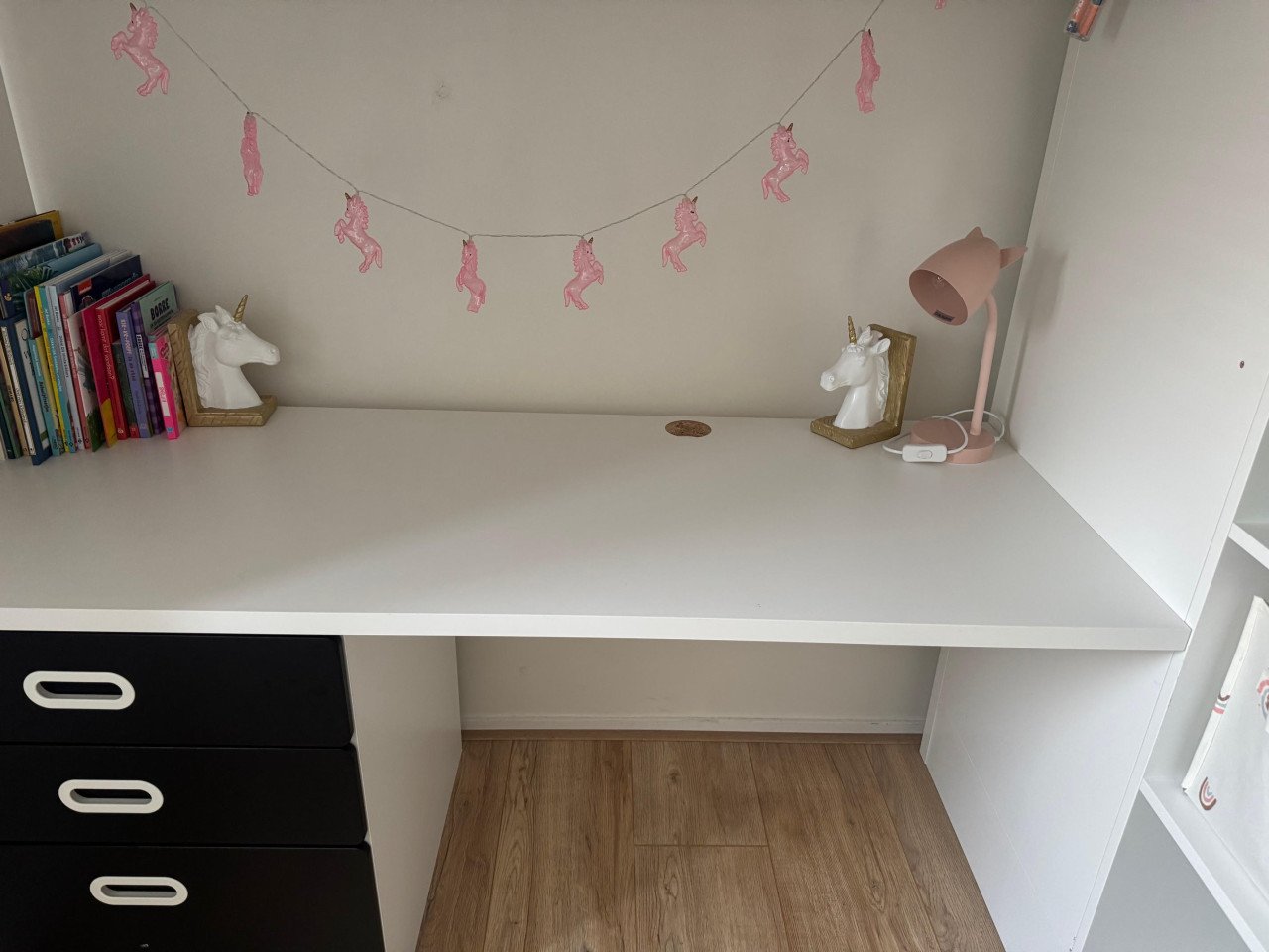 Hoogslaper met bureau en kast
