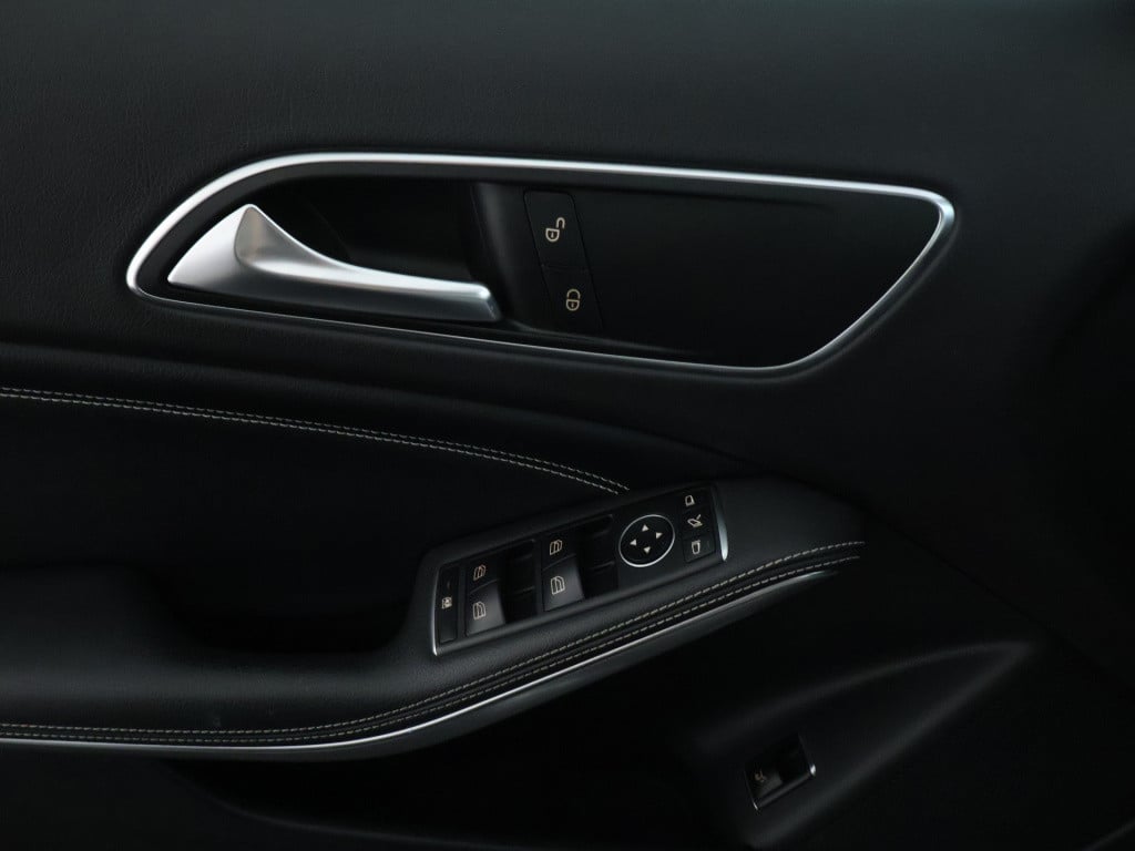 Mercedes-Benz Gla-klasse 180 business solution amg line | panoramadak | cru