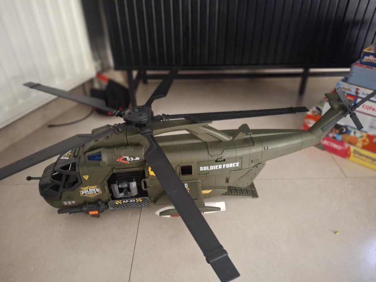 Groot vliegtuig met licht en geluid  div poppetjes+auto