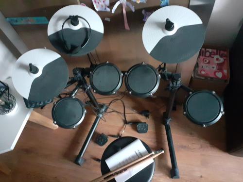 Alesis debut elektronische drumkit