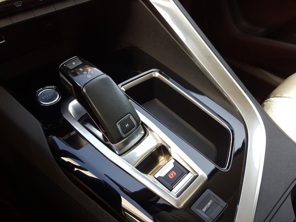 Peugeot 3008 1.2 130pk première automaat navigatie | trekhaak | panoramisch