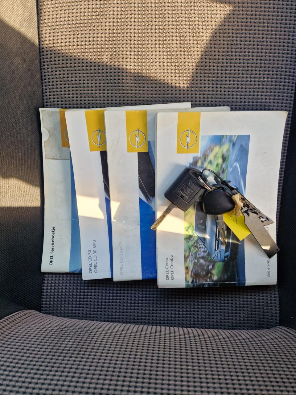 TE KOOP OPEL CORSA 1.4 16V SPORT MET AIRCO EN TREKHAAK