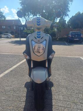 Grijze kymco scooter te koop