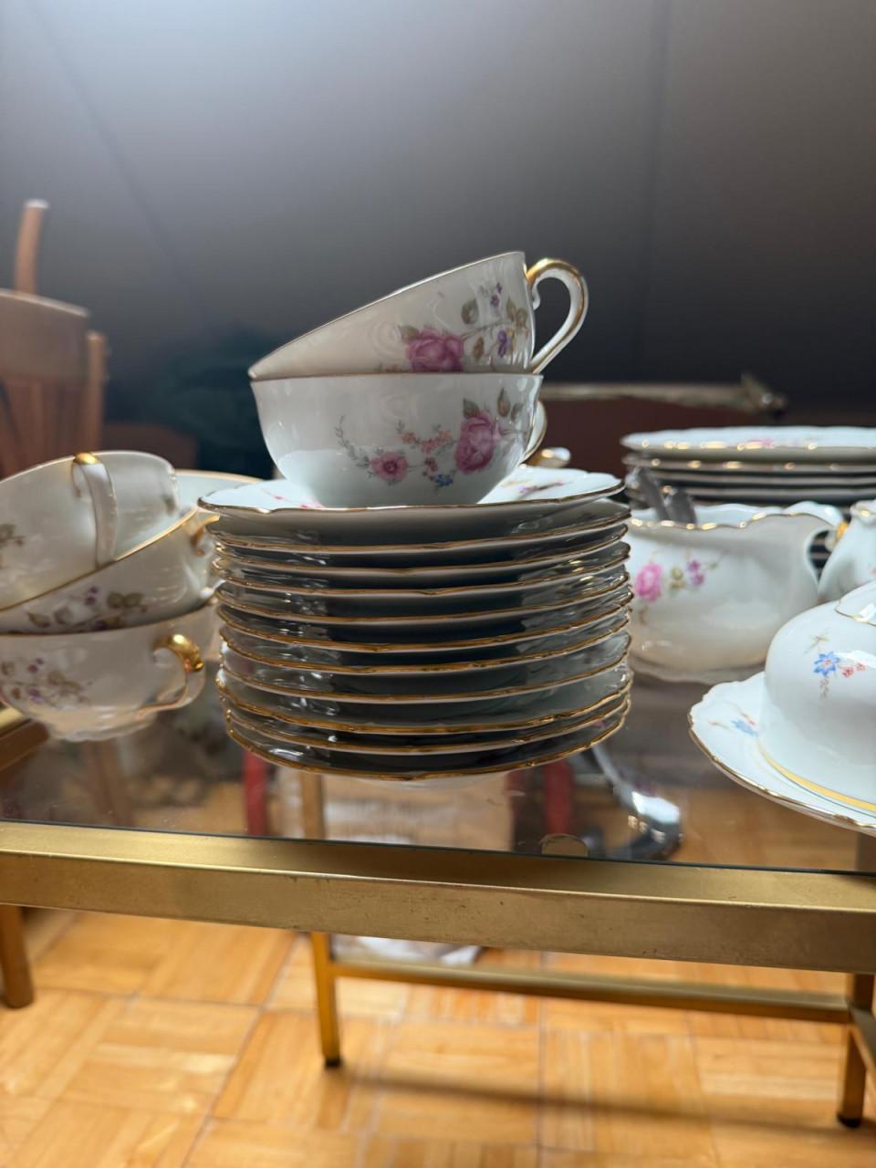 Compleet thee-, ontbijt- en dinerservies met bloemboeketjes