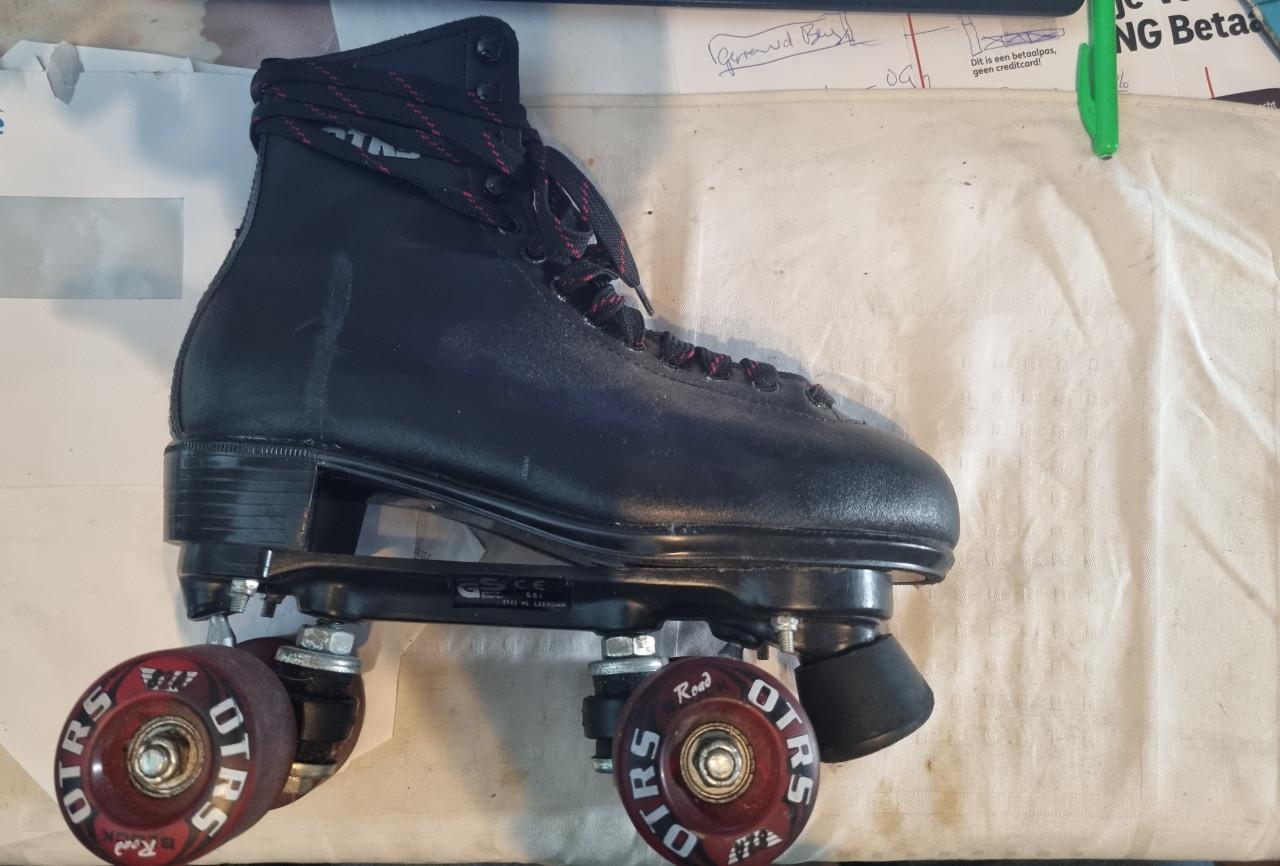 3 x Roller skates  38-39-40-41 & maat 40 zwart 2x