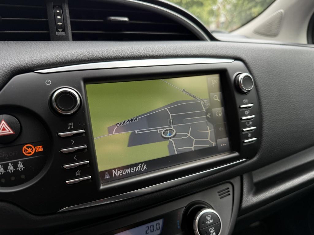 Toyota Yaris 1.5 hybrid - luxe y20 uitvoering - parelmoer wit -