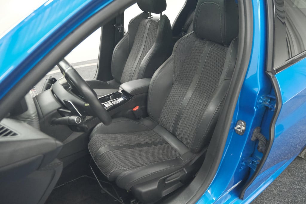 Peugeot 208 puretech 130 gt-line eat8 | camera | panoramadak | adaptieve cr