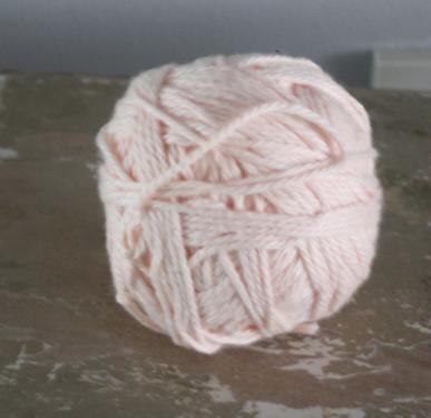 Zalm kleurig bolletje wol