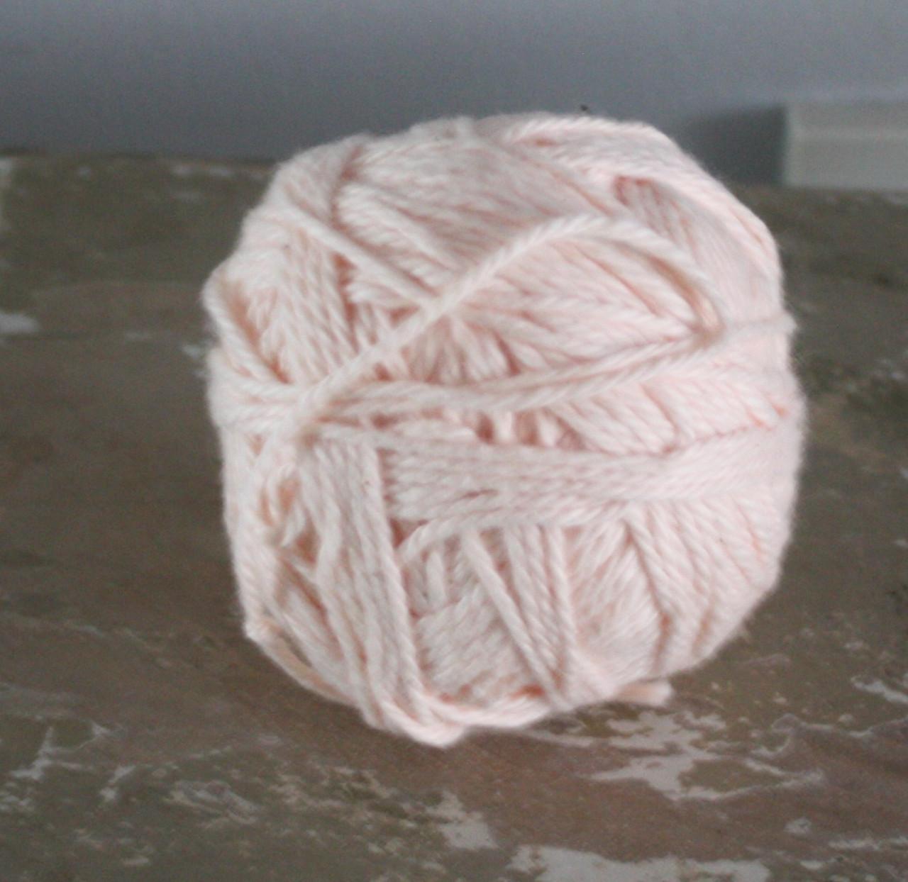 Zalm kleurig bolletje wol