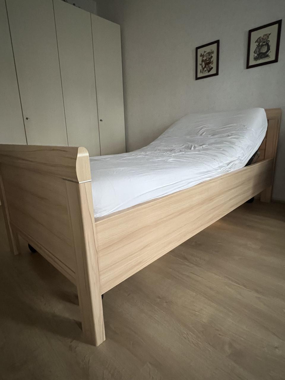 Seniorbed met verstelbare lattenbodem + matras en nachtkast