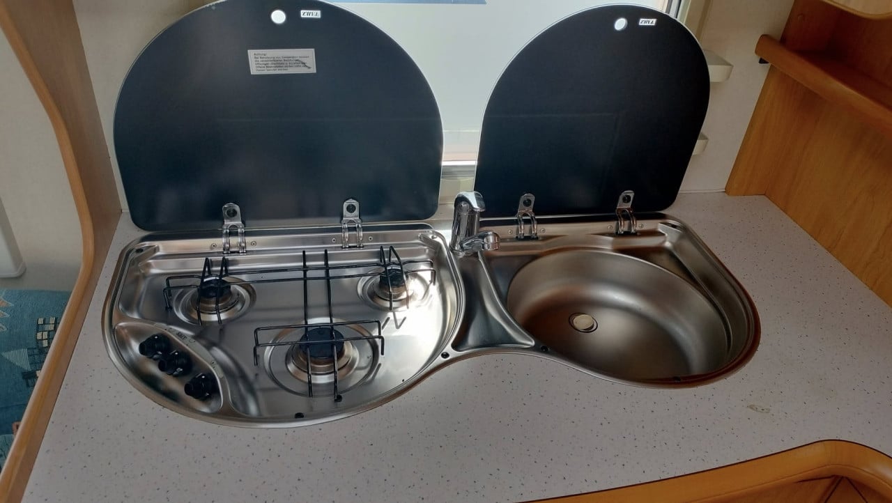 Hobby 460 (2003) met mover en voortent