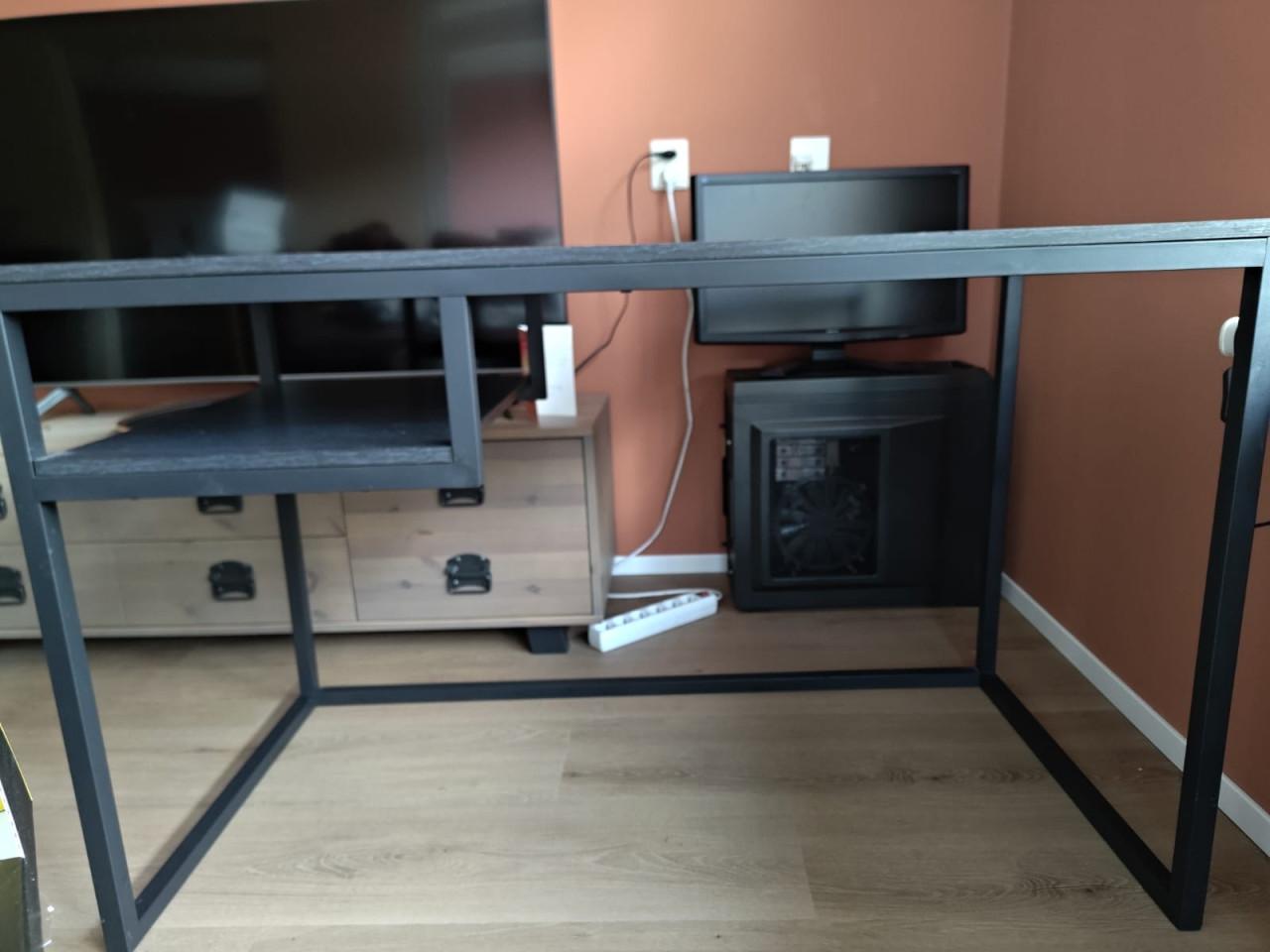 ZWART BUREAU /  NAAI/. WERKTAFEL