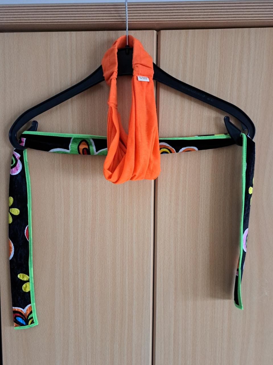 Leuk fleurig carnavalspak.