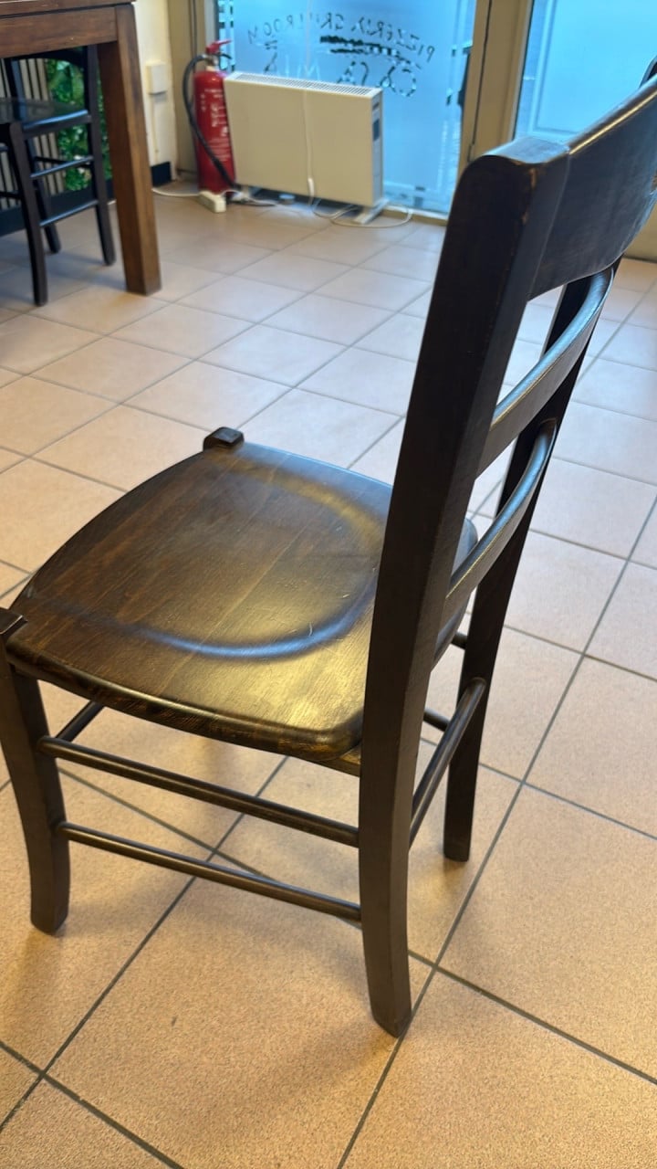 15x houten stoelen €5 ps