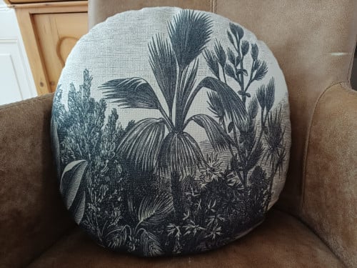 Als NIEUW: rond kussen met leuke print, diameter 40 cm