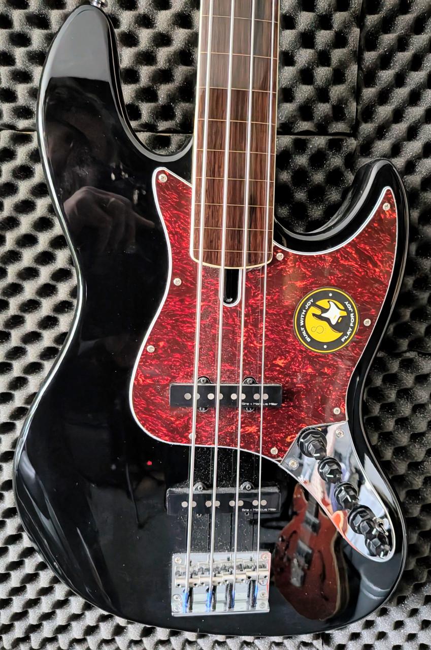 Sire V7 Marcus Miller fretless bassguitar, zwart met rode slagplaat