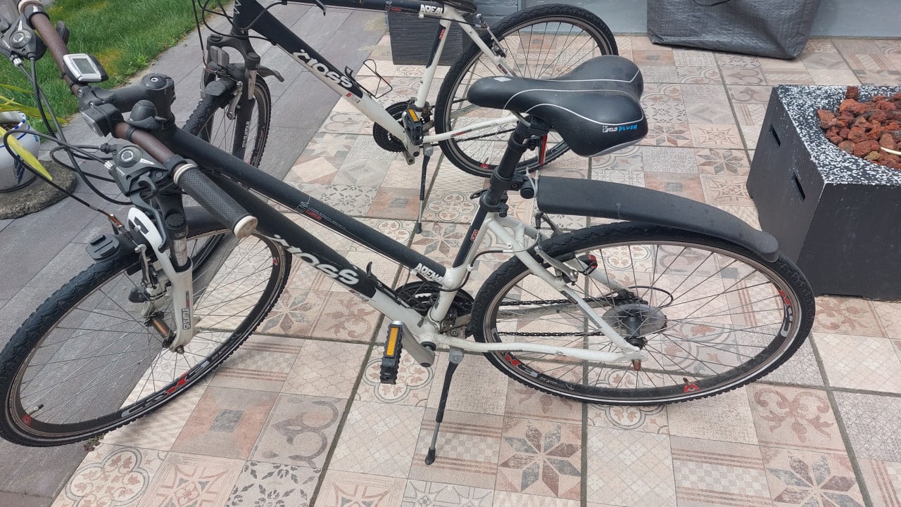 Op te knappe 2 sportieve stadsfietsen
