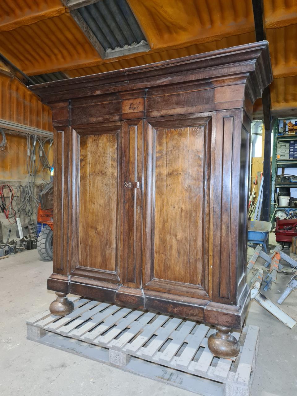 Antieke kast pastoorskast