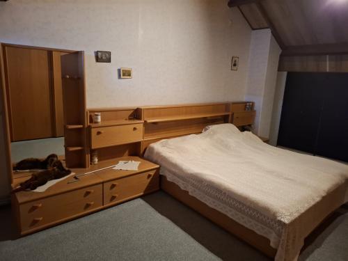 Bed met ombouw