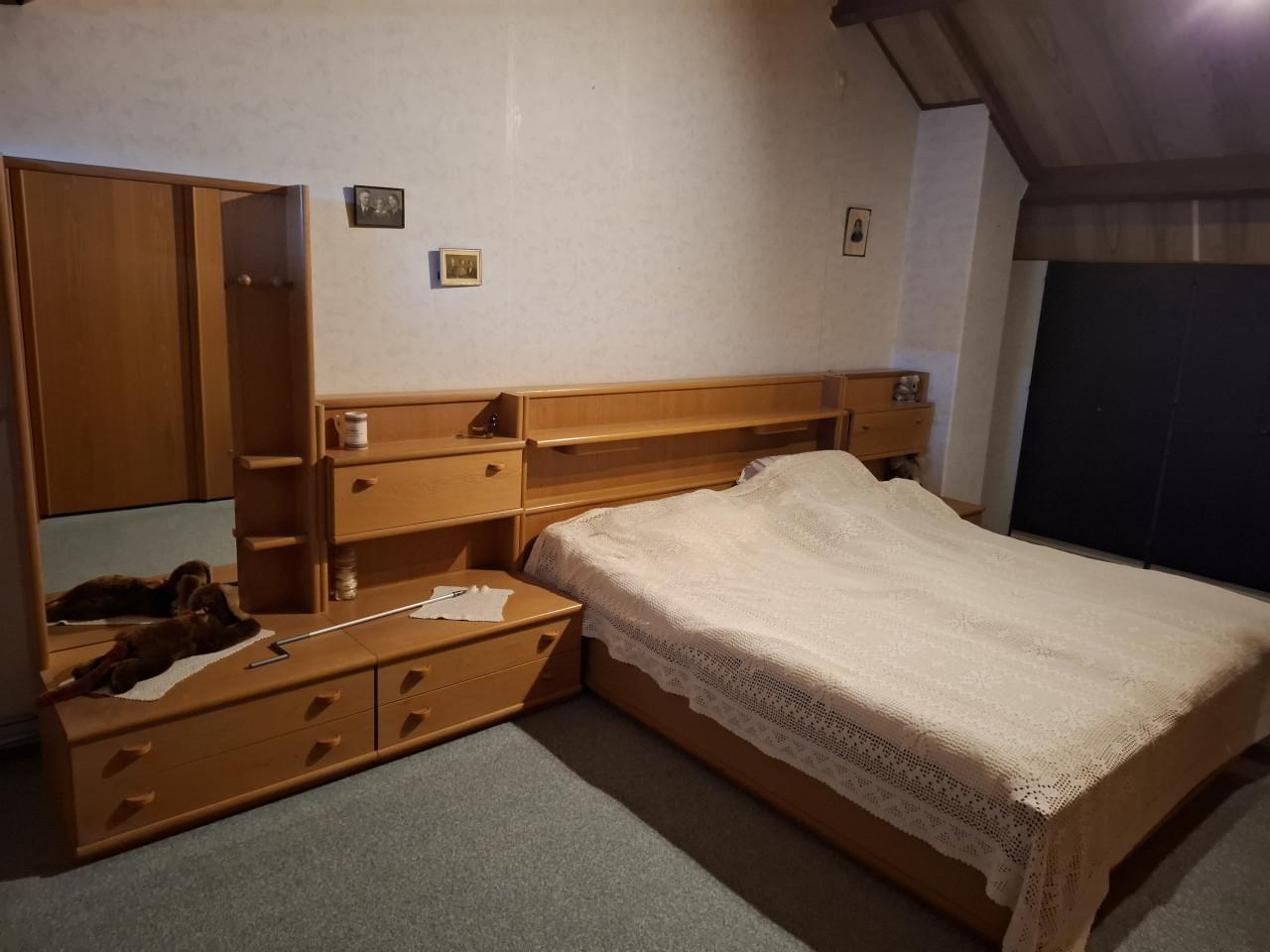 Bed met ombouw