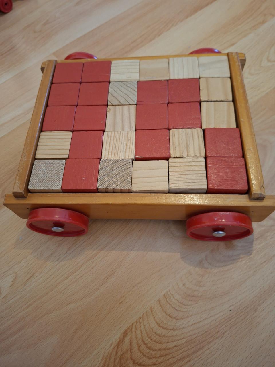 Houten blokkendoos met wieltjes
