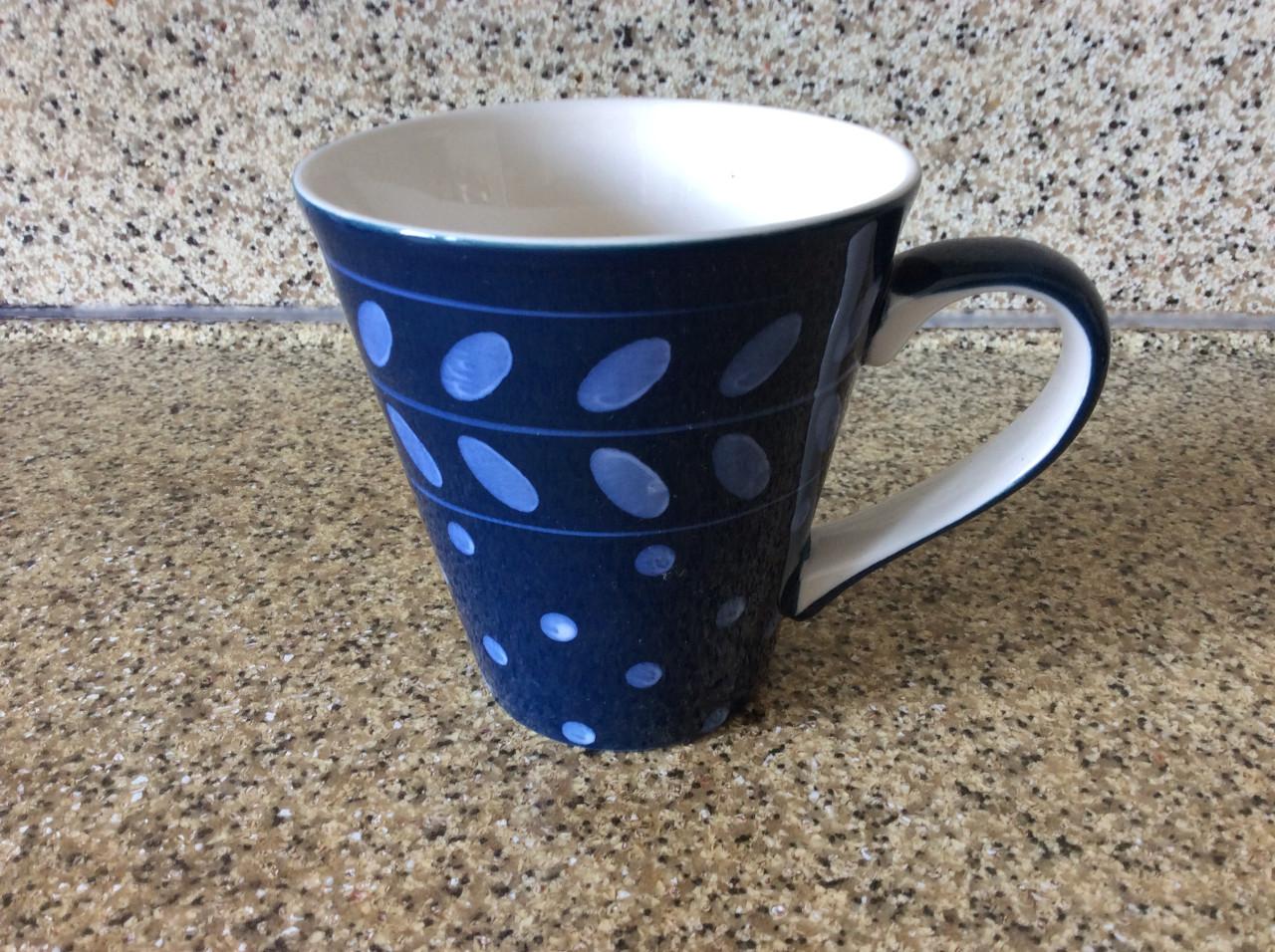 Veel verschillende bekers met oor. Merk:   Douwe Egberts.   PIP.   etc.