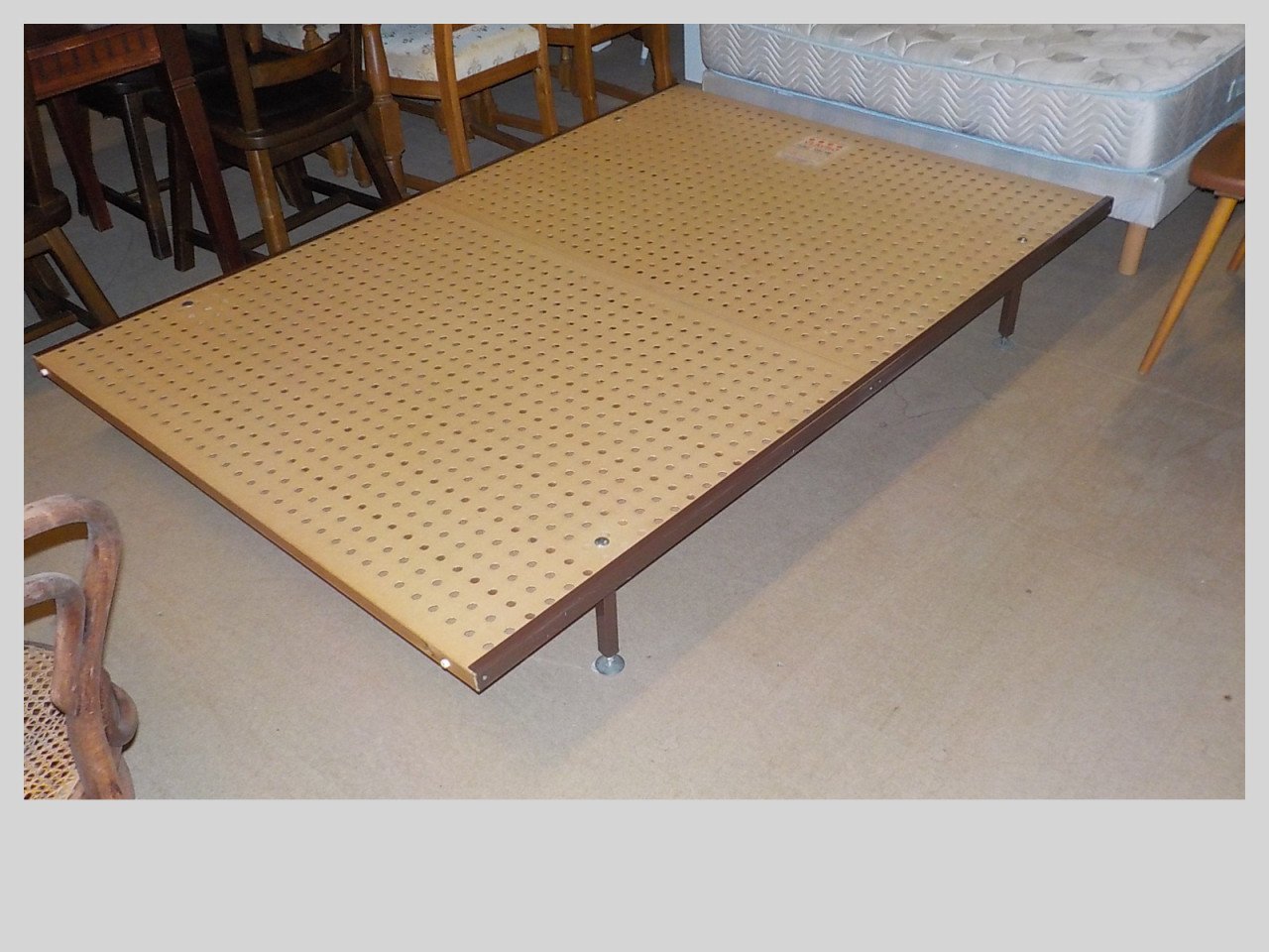 VLAVRO bedbodem op poten in zeer goede staat 135 x 195 cm