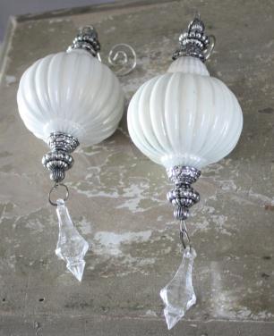 Set va 2 witte glazen hangers