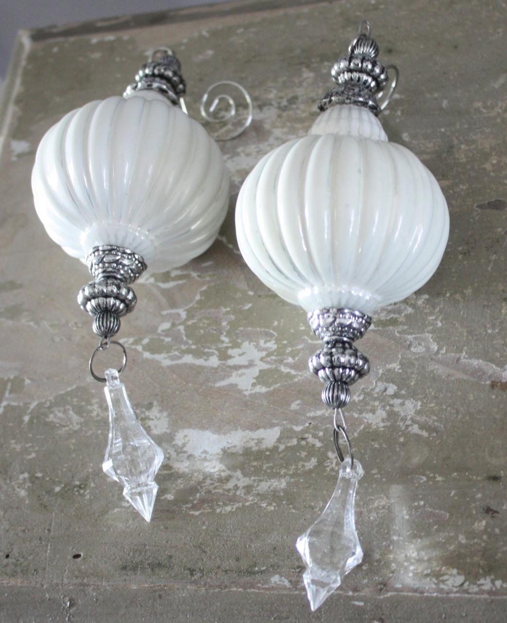 Set va 2 witte glazen hangers