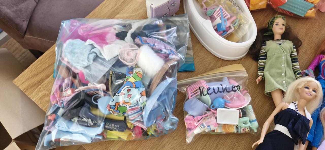 Doos vol Barbie poppen/spullen