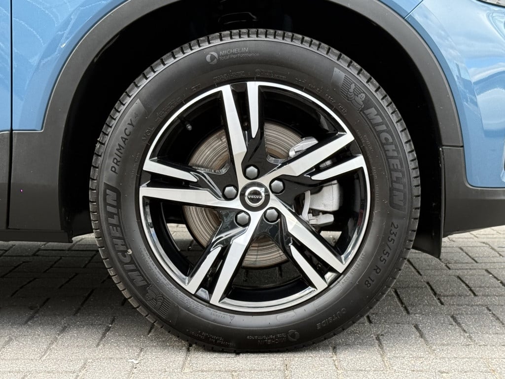 Volvo XC40 b4 197pk plus dark |adap.cruise| trekhaak | camera| elektrische