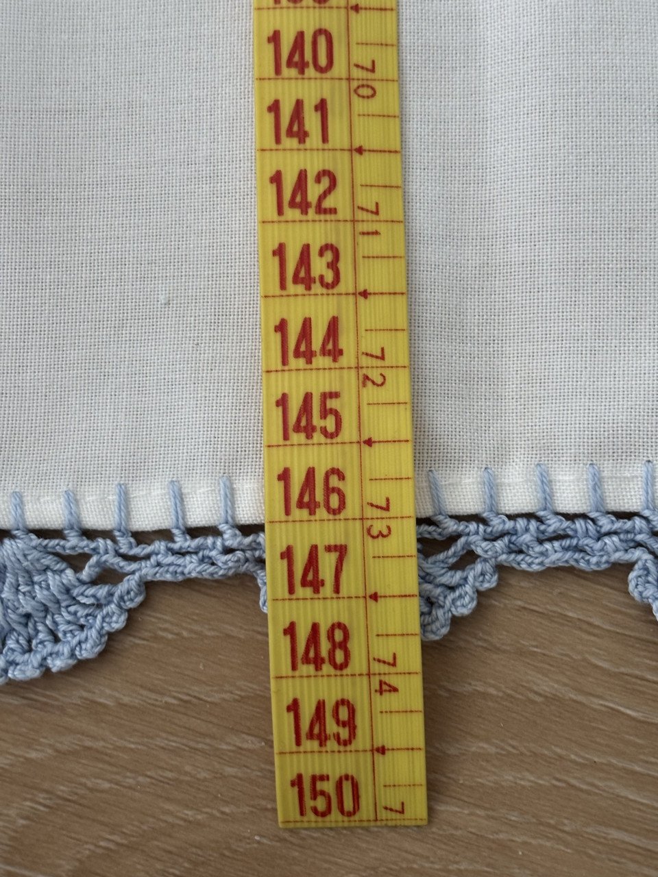 EEN PRACHTIG HANDGEBORDUURD TAFELKLEED  Ø 148cm