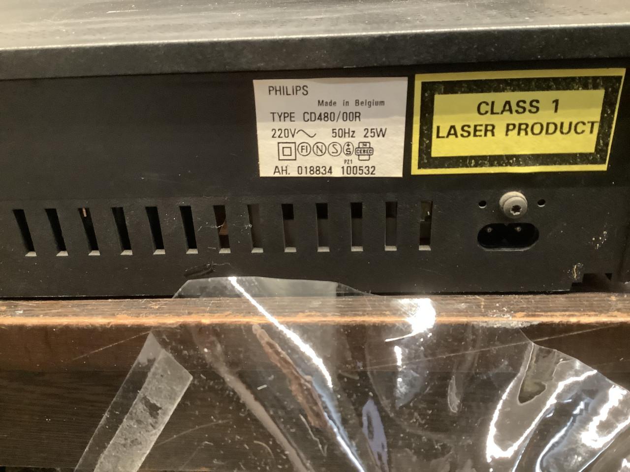 Philips cd speler type CD480/00R + stapel muziek cd’s Met voeding en tulp