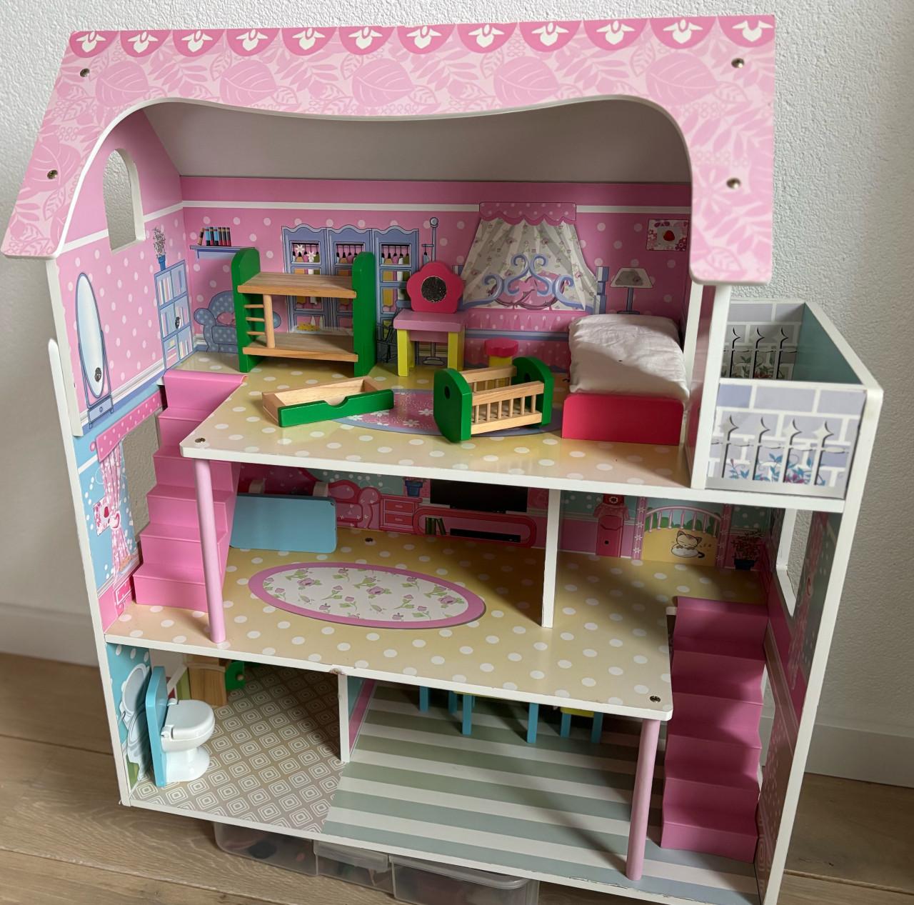 Poppenhuis en keukentje te koop