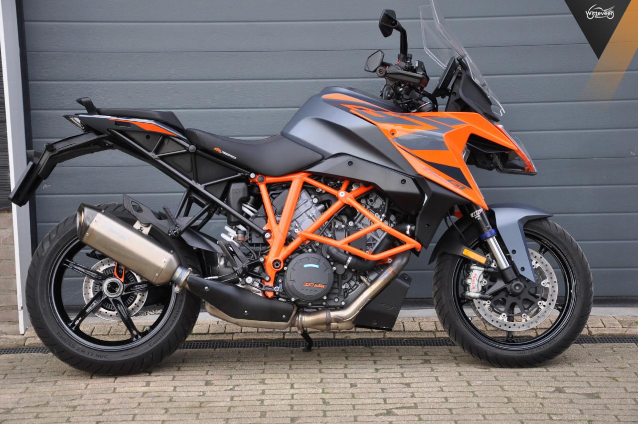 KTM 1290 SuperDuke GT 9000 km en Akrapovic! BTW motor
