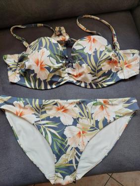 Als nieuwe damesbikini maat M gebloemd
