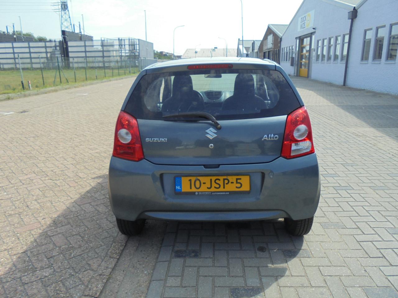 Alto 1.0 I in de vijf deur Exclusive uitvoering Apk Januari 2027 met N.A.P